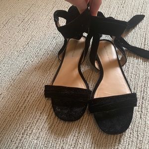Black velvet flat sandal with ties
